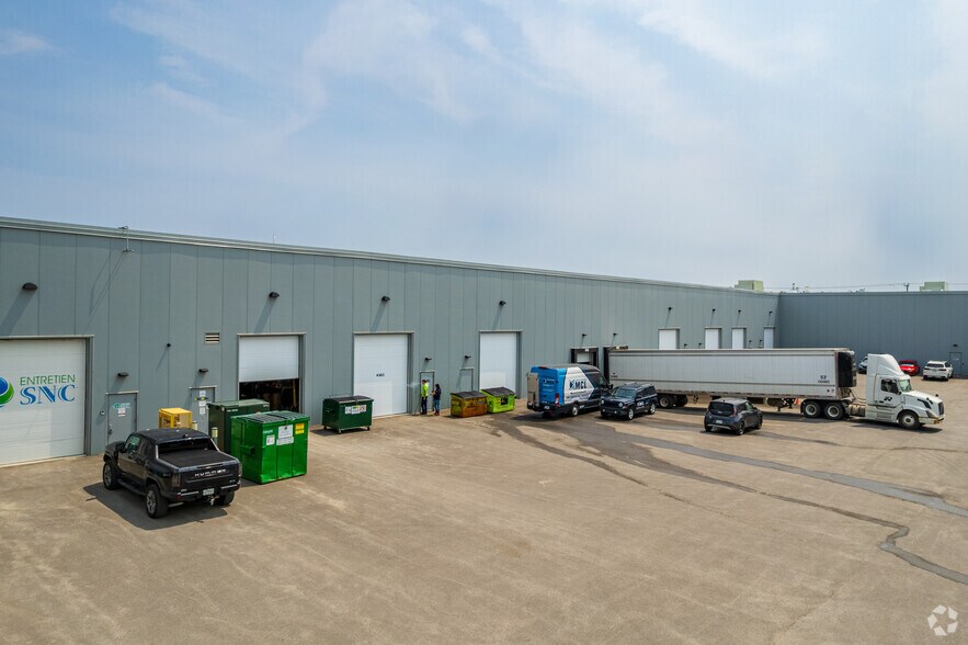 More Photos Of 3351 Av De La Gare, Mascouche Light Distribution For Lease