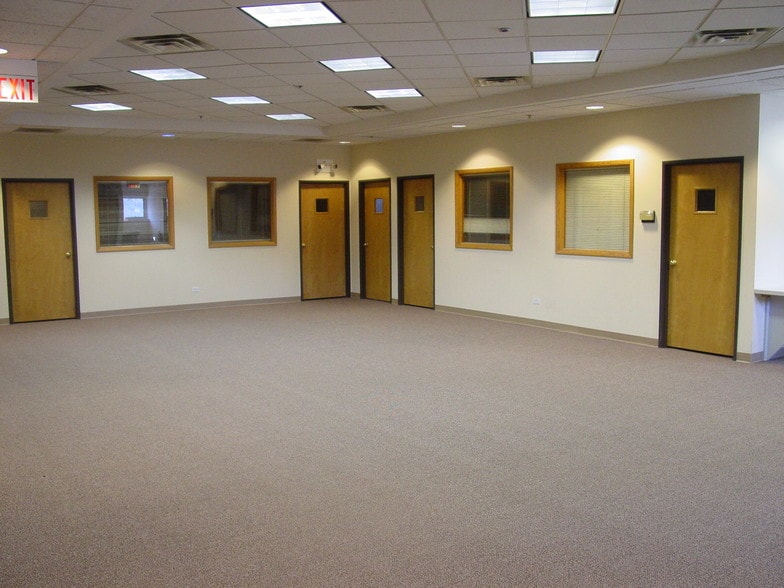 More Photos Of 315 N 9th St, St Charles Distribution For Lease