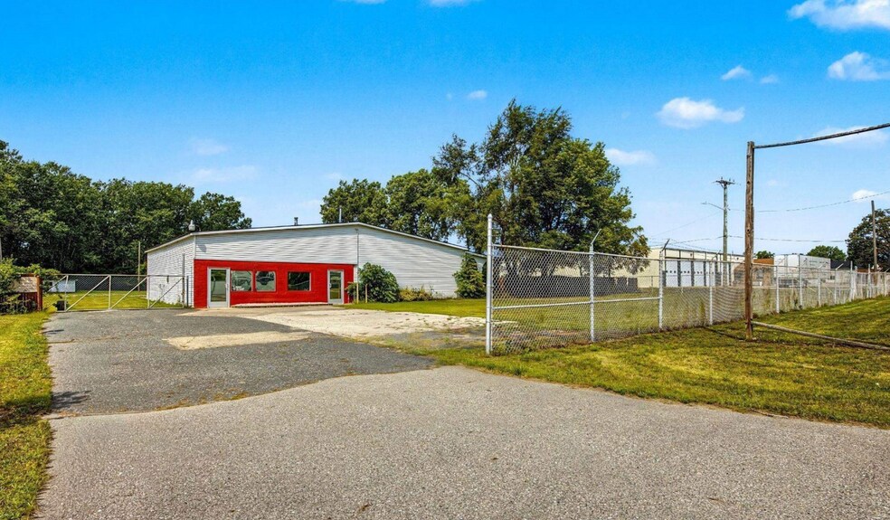 More Photos Of 3905 32nd St, Port Huron Showroom For Sale
