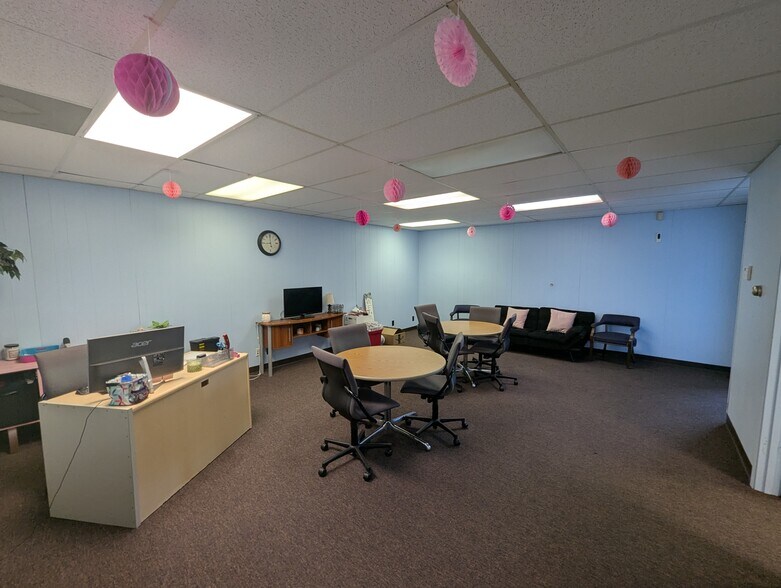 More Photos Of 8202-8226 N University St, Peoria Light Distribution For Lease