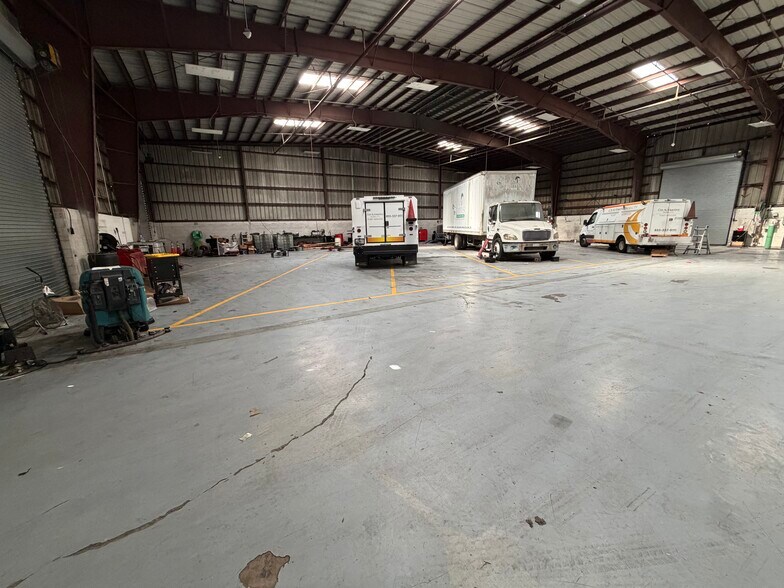 More Photos Of 10650-10660 NW South River Dr, Medley Warehouse For Lease