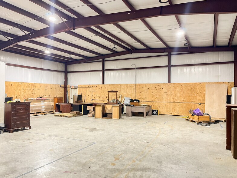 More Photos Of 211 Eastbank Dr, Gonzales Warehouse For Lease