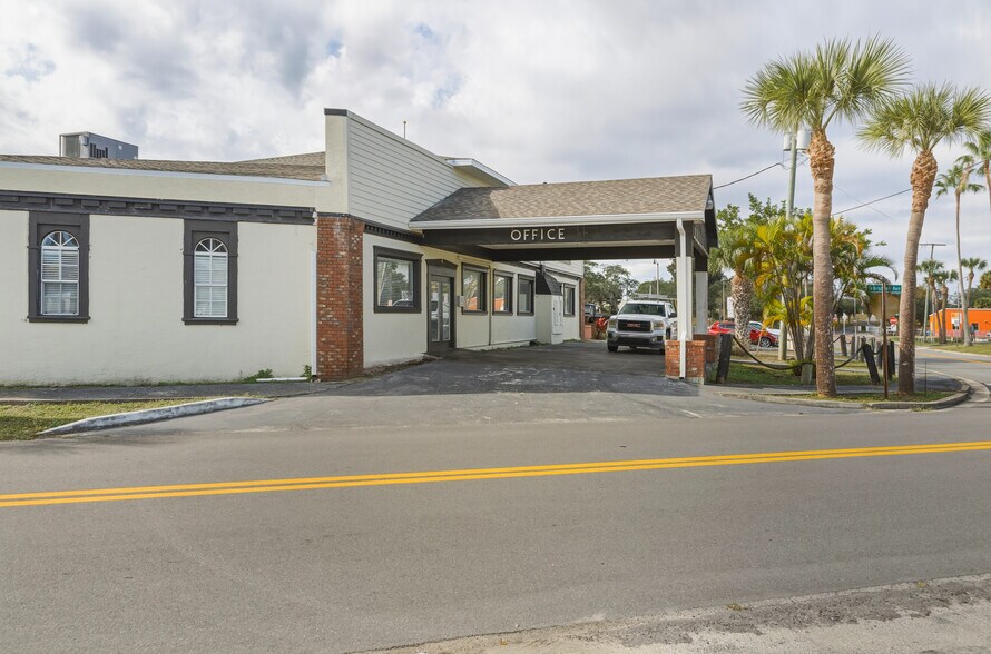 More Photos Of 300 N Cocoa Blvd, Cocoa Restaurant For Lease