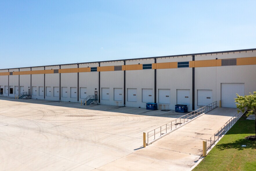 More Photos Of 5367 Dietrich Rd, San Antonio Distribution For Lease