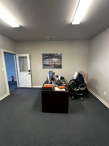 More Photos Of 2554 Highway 290 Hwy, Dripping Springs Warehouse For Lease