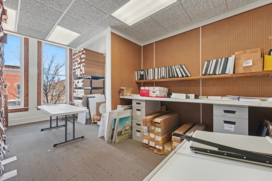 More Photos Of 116B W Walnut St, Rogers Office For Lease