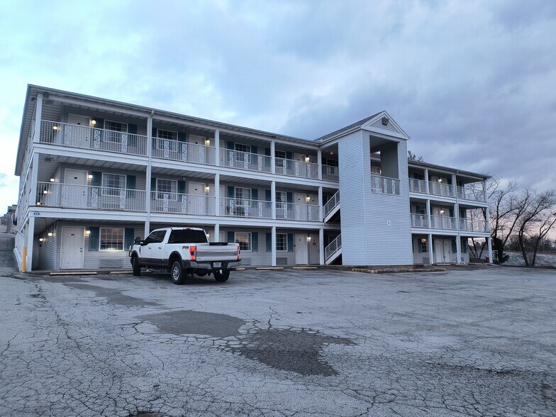 More Photos Of 3500 Green Mountain Dr, Branson Hotel For Sale