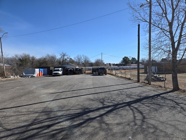 More Photos Of 1813 N Harrison St, Shawnee Flex For Lease