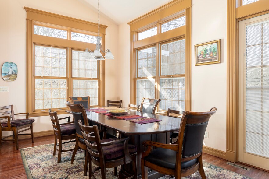 More Photos Of 860 Union Rd, West Seneca Office Residential For Sale