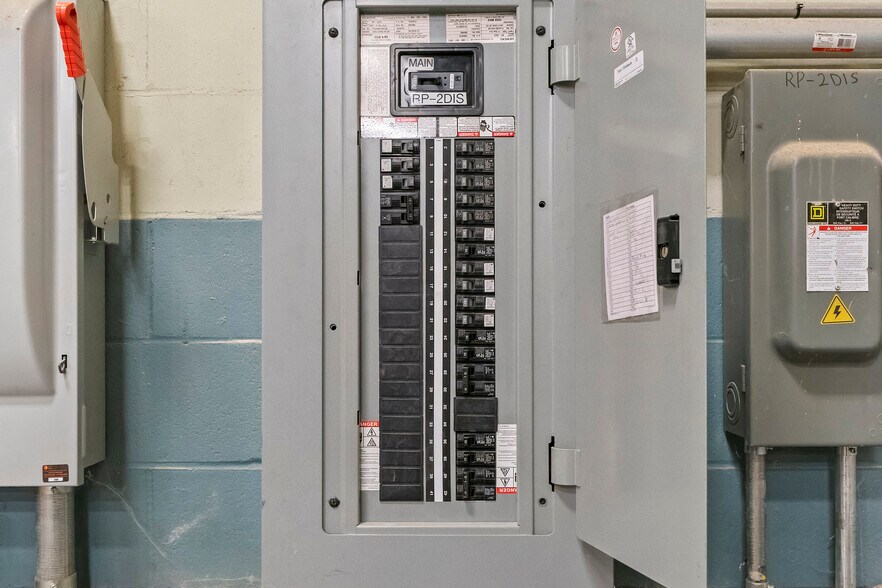 More Photos Of 47 Morton Av E, Brantford Warehouse For Lease