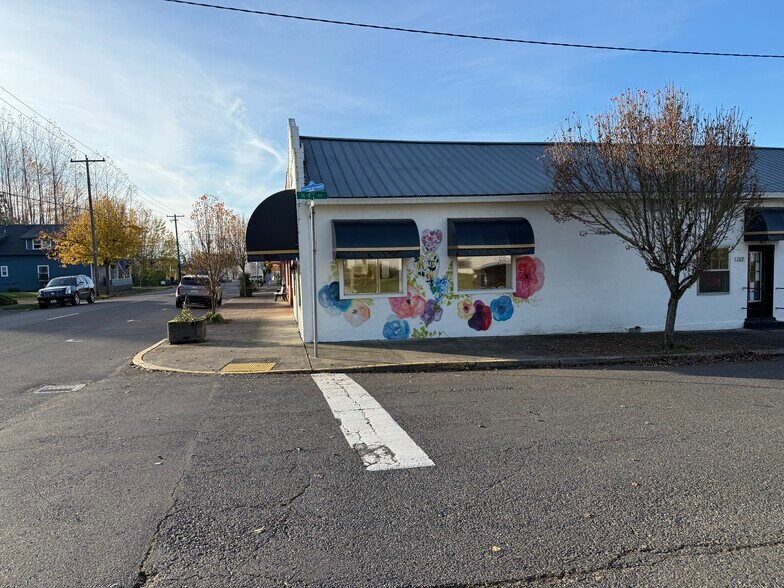 More Photos Of 328 Pioneer St, Ridgefield General Retail For Sale