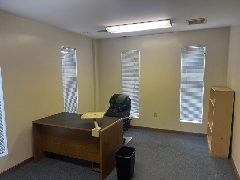 More Photos Of 101 N Webb St, Gastonia Warehouse For Lease