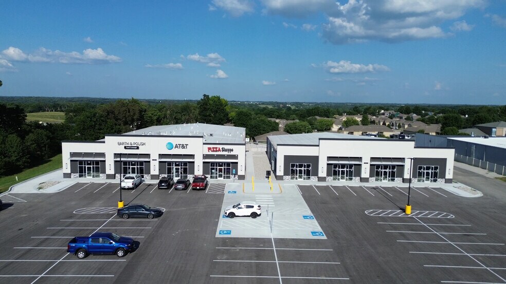 More Photos Of 14901-14903 US 169, Smithville General Retail For Lease