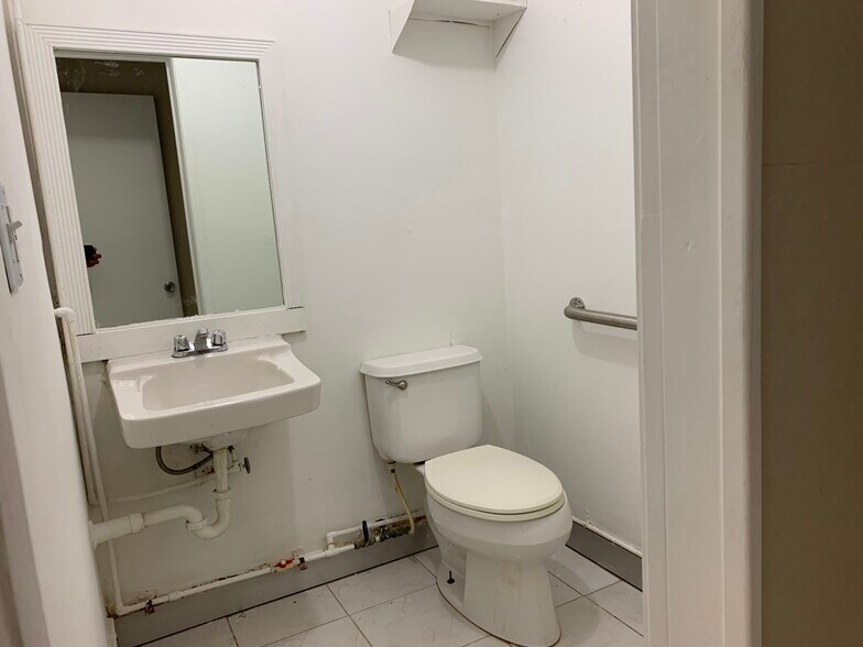 More Photos Of 2450 W 82nd St, Hialeah Coworking Space