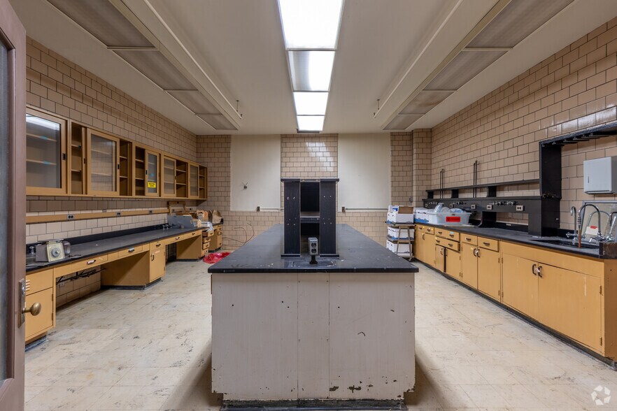 More Photos Of 110 E Warren Ave, Detroit Medical For Lease