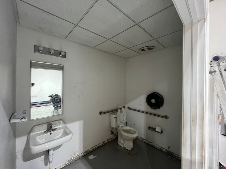 More Photos Of 2528 Andalusia Blvd, Cape Coral Light Distribution For Sale