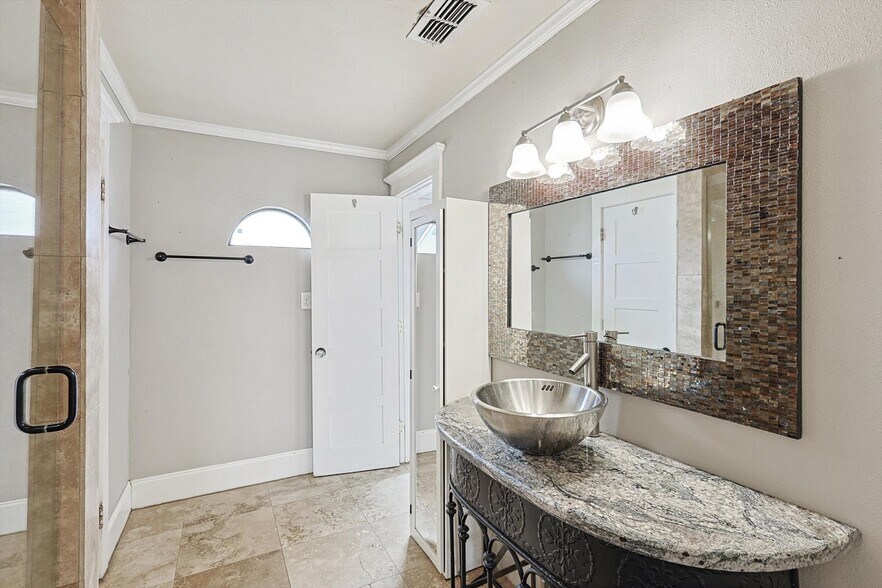 More Photos Of 111 S Pine St, Roanoke General Retail For Sale