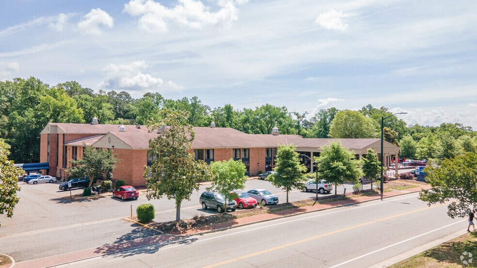 More Photos Of 351 York St, Williamsburg Hotel For Lease