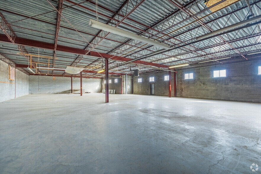More Photos Of 12300 Boul Albert-Hudon, Montréal Warehouse For Lease