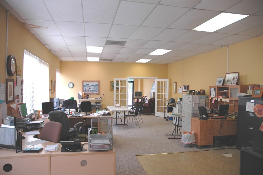 More Photos Of 24 Bellemeade Ave, Smithtown Storefront Retail Office For Lease