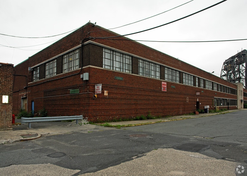 More Photos Of 1000 1st St, Harrison Warehouse For Lease
