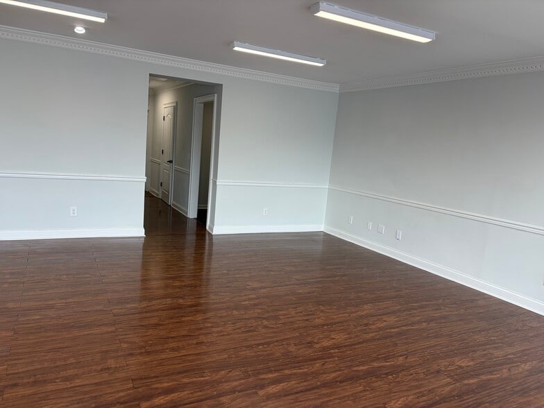 More Photos Of 1161 NW Broad St, Murfreesboro Office For Lease