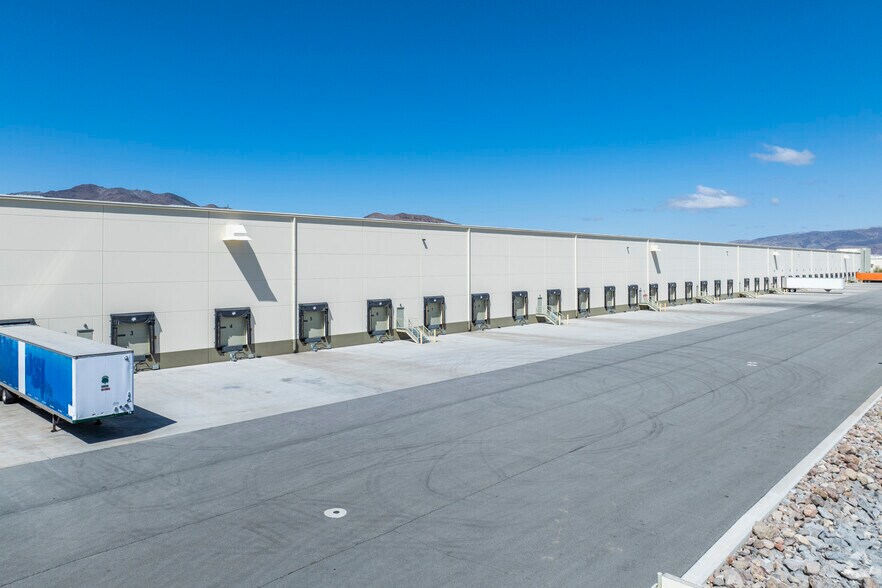 More Photos Of 425 E Sydney Dr, Mccarran Distribution For Lease