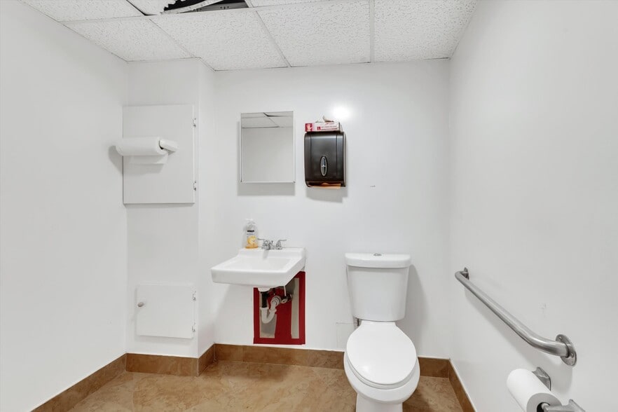 More Photos Of 224 NE 32nd Ct, Oakland Park Warehouse For Sale