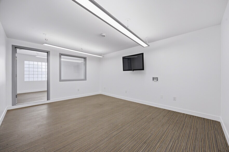 More Photos Of 12532 Ventura Blvd, Studio City Medical For Lease