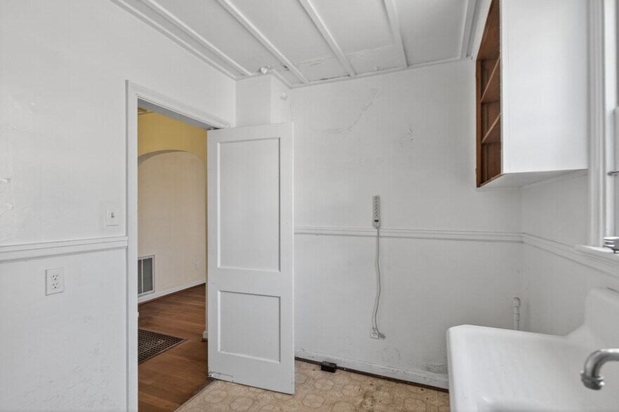 More Photos Of 5812 Jefferson Ave, Newport News Storefront For Sale