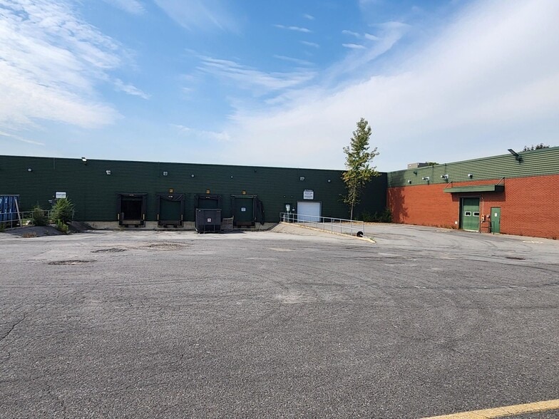 More Photos Of 2695 Av Dollard, Montréal Warehouse For Sale