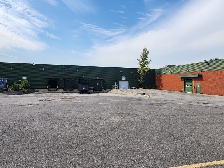 More Photos Of 2695 Av Dollard, Montréal Warehouse For Lease