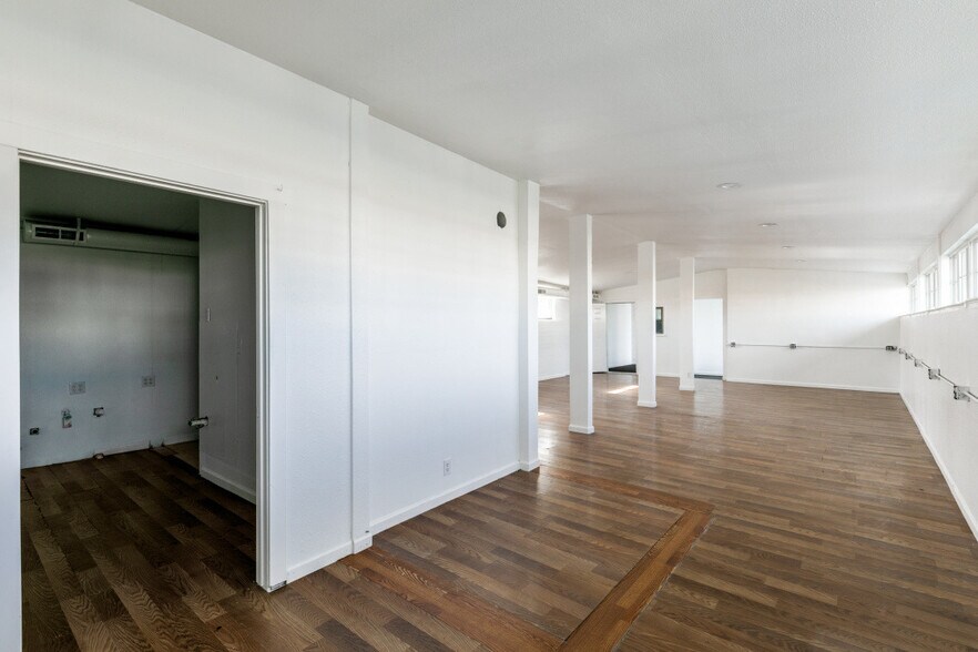 More Photos Of 1414 Forest Ln, Garland Office For Lease