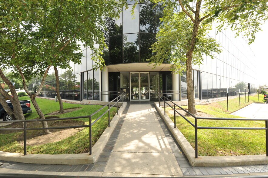 More Photos Of 15425 North Fwy, Houston Office For Lease