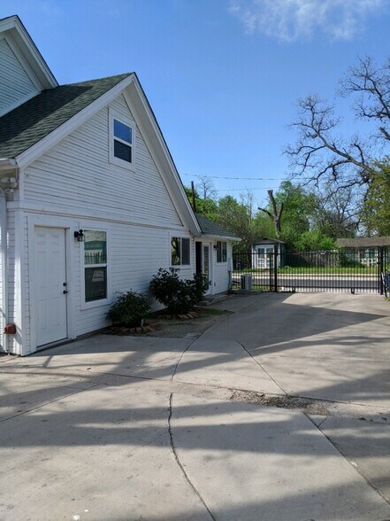 More Photos Of 2800 Hemphill St, Fort Worth Office For Sale