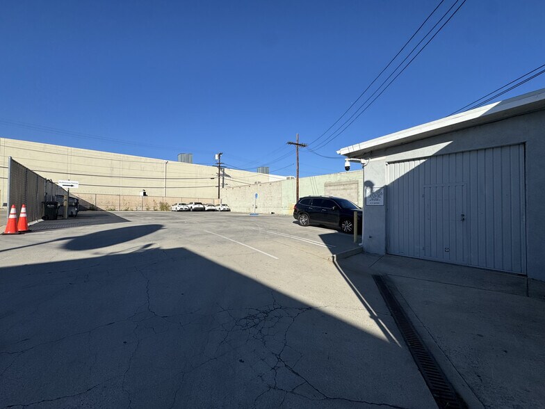More Photos Of 3401 Winona Ave, Burbank Warehouse For Sale