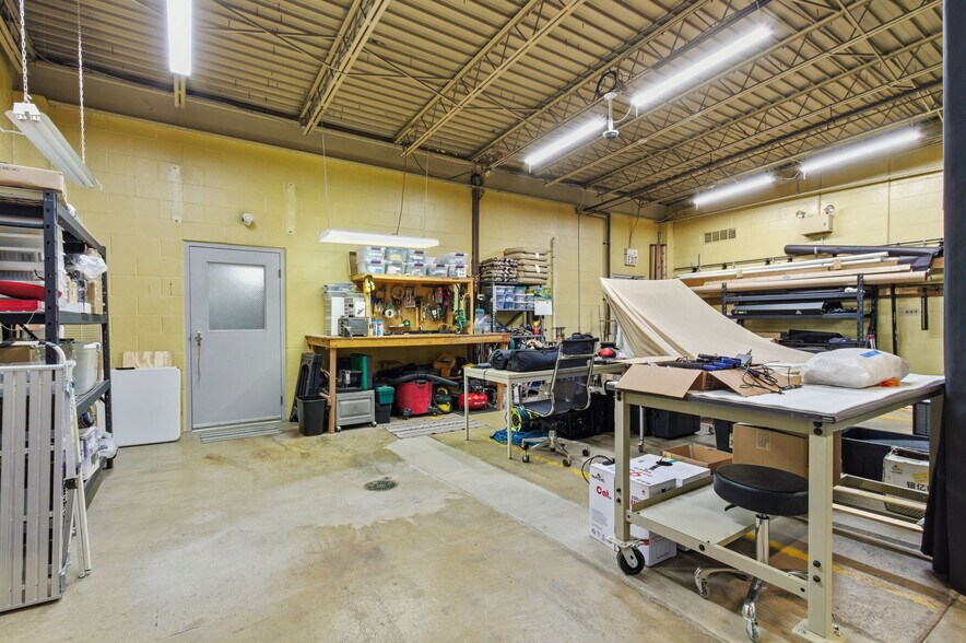More Photos Of 7731 Traders Ln, Indianapolis Office For Sale