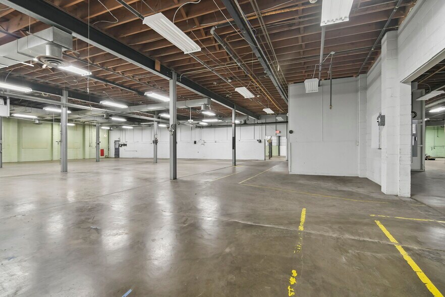 More Photos Of 901 N MacArthur Blvd, Springfield Warehouse For Lease
