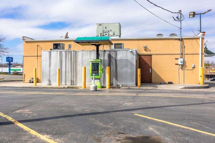 More Photos Of 1511 Lincoln St, Concordia Fast Food For Sale