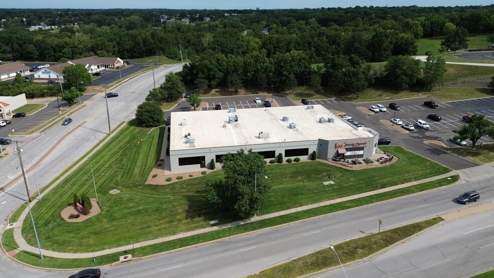 More Photos Of 310 NW Englewood Rd, Gladstone Office For Sale