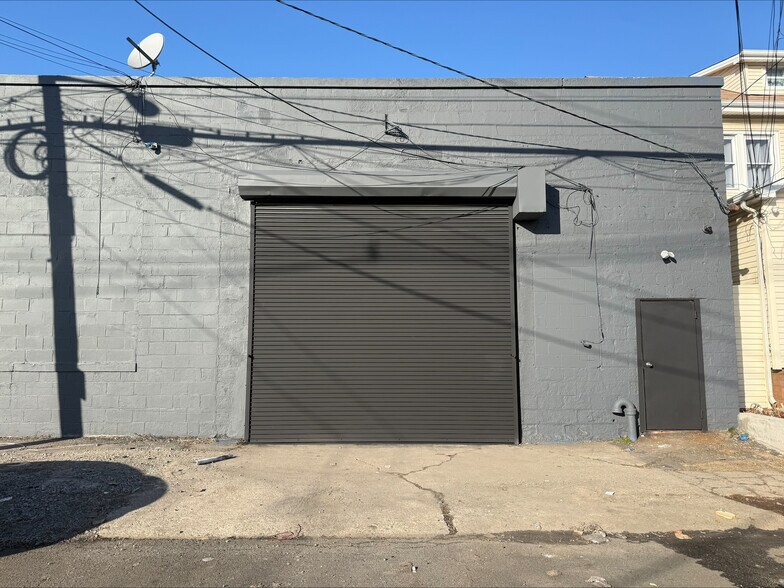 More Photos Of 833 Bond St, Elizabeth Warehouse For Lease