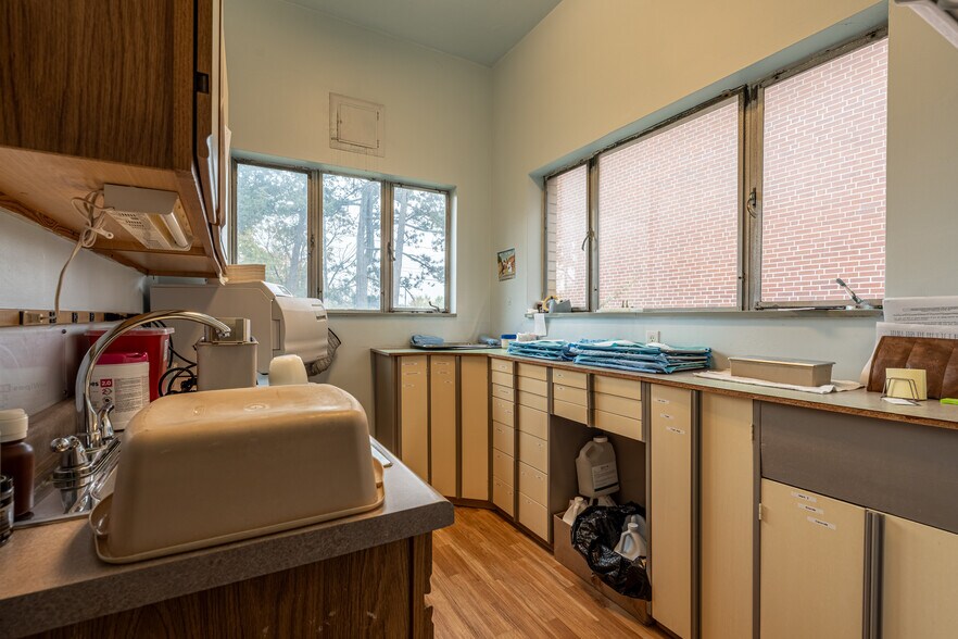 More Photos Of 430 W Stephenson St, Freeport Office For Sale