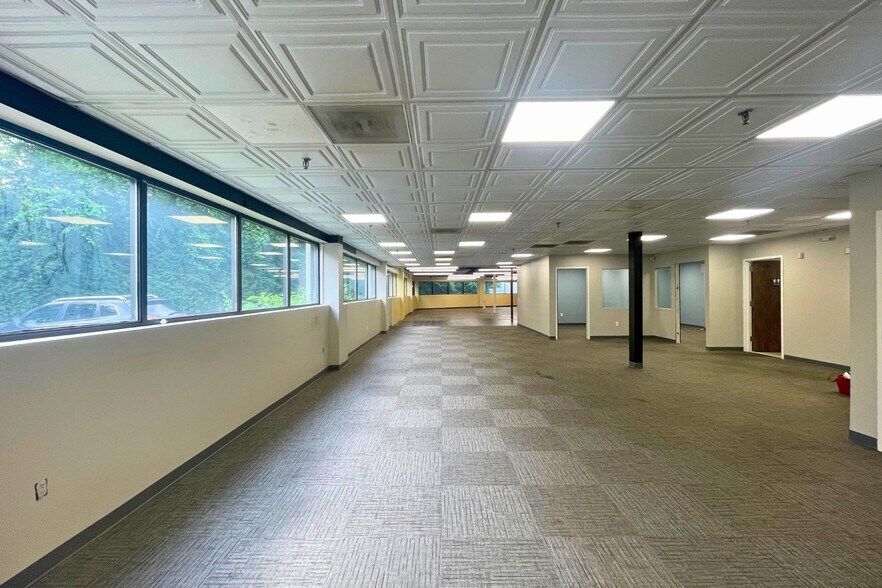 More Photos Of 135 Research Dr, Milford Warehouse For Lease