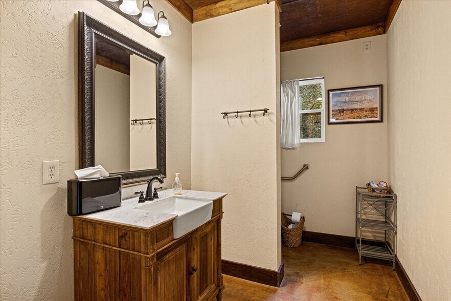 More Photos Of 1904 Floyd Rd, Weatherford Specialty For Sale