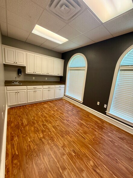 More Photos Of 641 S Broadway Ave, Tyler Unknown For Lease