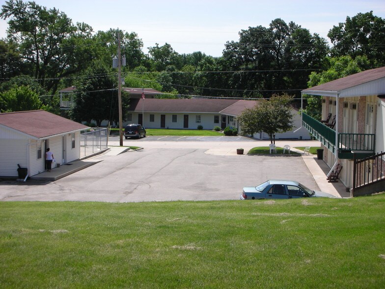 More Photos Of 1406 Gilbert St, Charles City Hotel For Sale