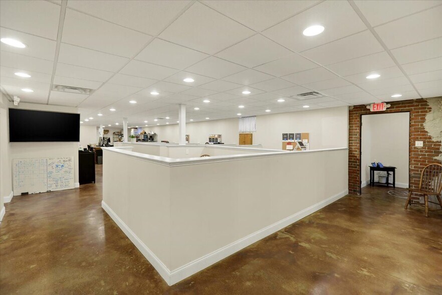 More Photos Of 5 Old Wernersville Rd, Sinking Spring Freestanding For Lease