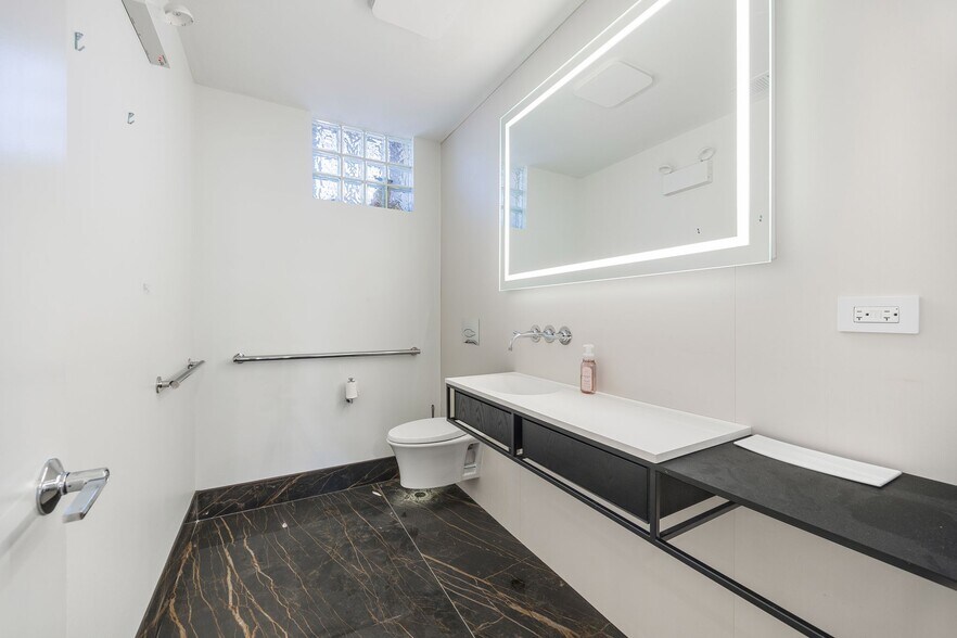 More Photos Of 1910 W North Ave, Chicago Storefront Retail Residential For Sale