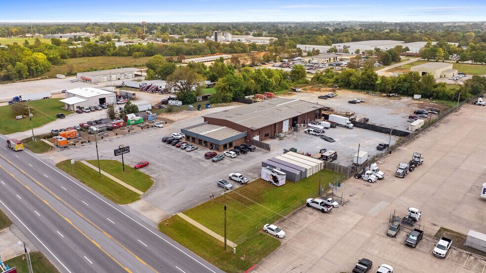 More Photos Of 405 S Bloomington St, Lowell Warehouse For Lease