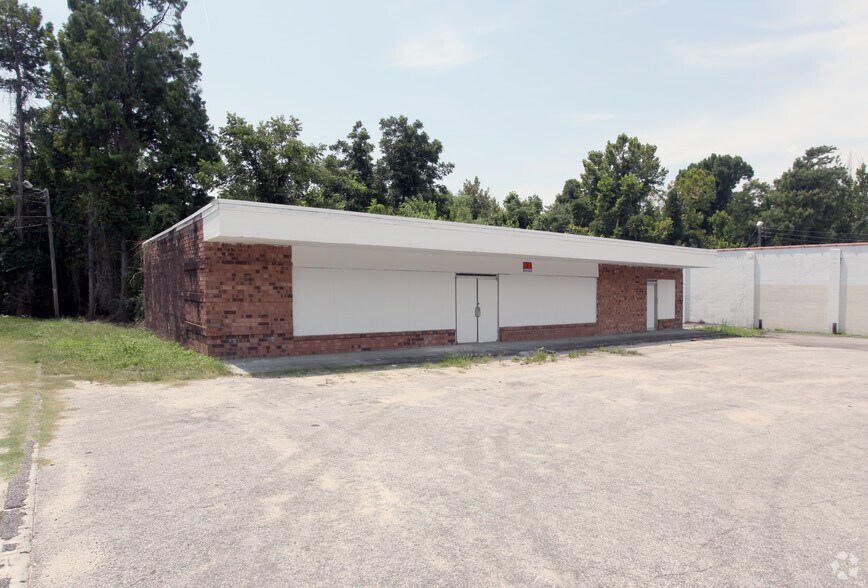 More Photos Of 2010 Princess Place Dr, Wilmington Freestanding For Sale